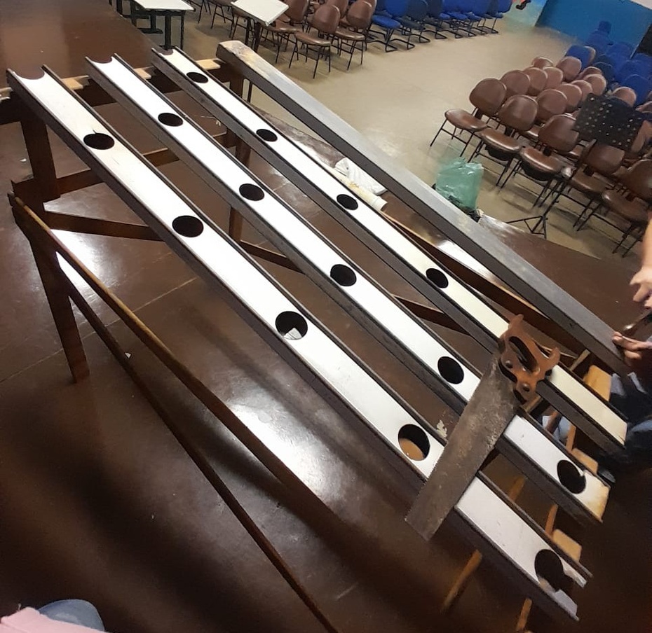 Depois fixe os 4 perfis de hidroponia em cima da estrutura.