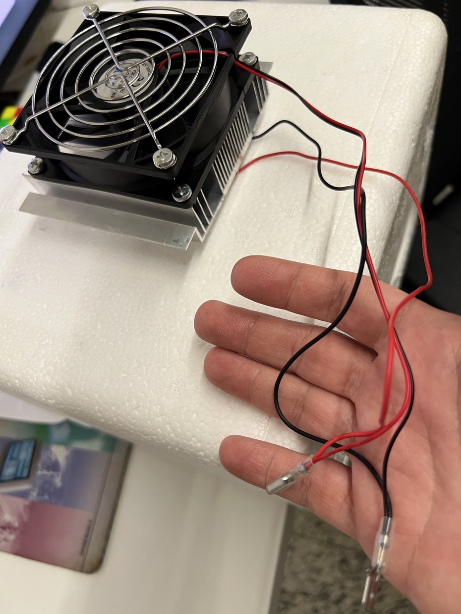 Crimpar terminais da placa Peltier e do ventilador do cooler
Crimpar terminais no cabo polarizado que liga a placa Peltier
Crimpar os terminais da bateria (se usada bateria de alarme residencial)