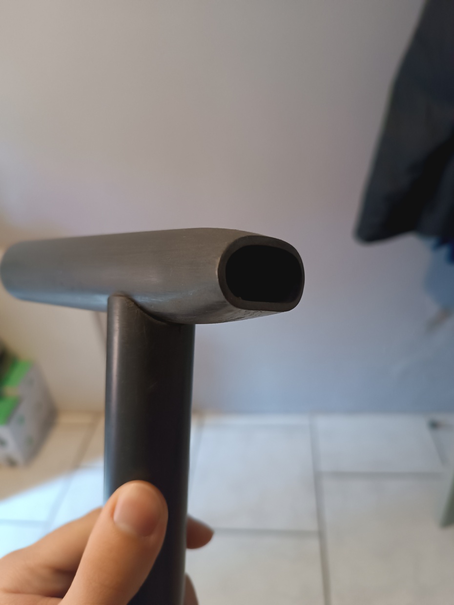 Para a chave passar, foi necessário eu ferver um pouco de água na altura que eu queria achatar, e aperte bastante a porca para que os dois tampões façam pressão dentro do eletroduto (da mesma forma que faz no guidão de bicicleta mais antiga)