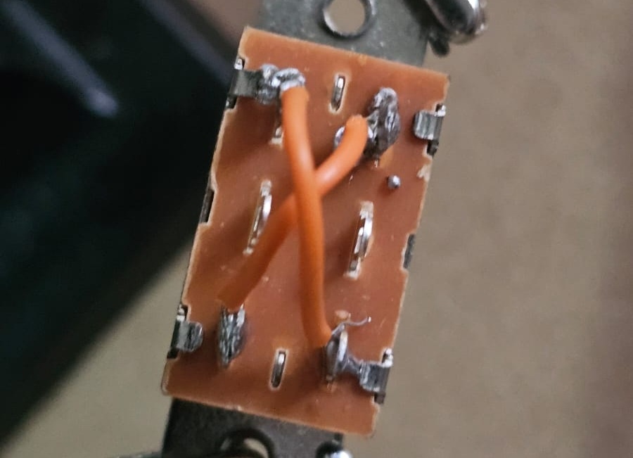 Solde a ponta de outro fio amarelo no outro terminal 2 da chave HH e a outra ponta no terminal 5 da chave HH, fazendo um X.