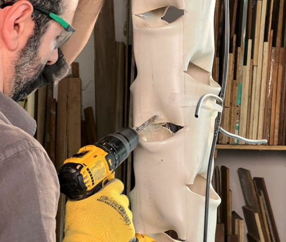 Faça pequenos furos no PVC nos locais das bocas.