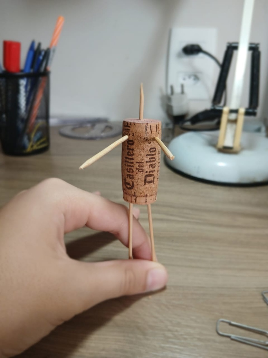 adicione os braços que serão para espetar o post-it e as pernas para prender no computador