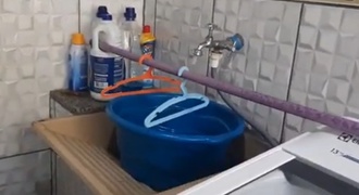 Suporte de celular que faz água passar manual do mundo