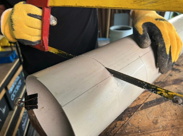 Com o arco de serra, corte cuidadosamente os espaços marcados. Não corte a parte que ficará dentro do vaso.