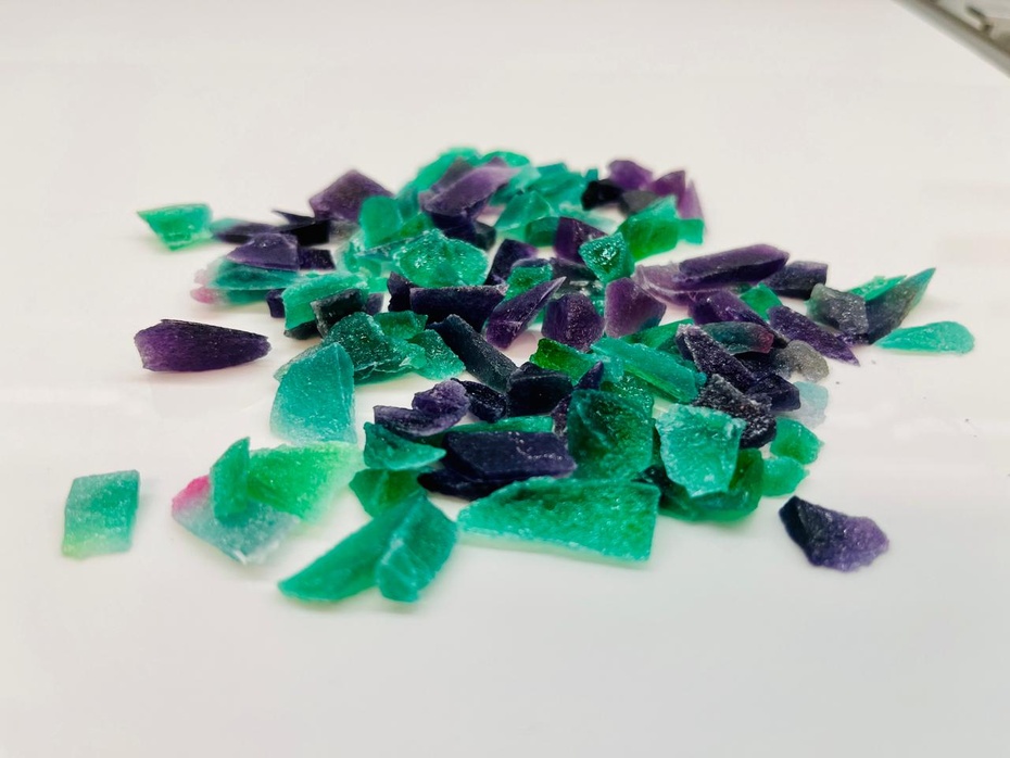 Os cristais das aparas secam mais rápidos que os grandes. Pode guardar para a apresentação final ou degustar.