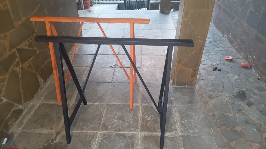 Lixe e pinte cada um dos cavaletes. Tente curtir esse momento. Pode ser divertido para crianças e adultos. Se tiver crianças, tente usar esmalte sintético a base de água (bem mais fácil de lavar e remover de mãos e pernas, além de menos toxicos para sistema respiratório que os a base de solventes!