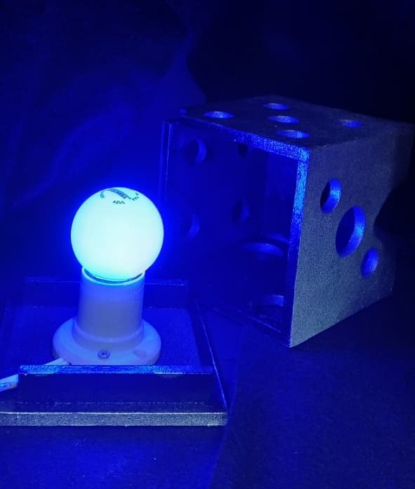 A instalação elétrica foi realizada após o término da montagem do produto. O bocal foi fixado na base da luminária utilizando dois parafusos de 10 mm de comprimento; na sequência, fez-se a conexão do interruptor e, por fim, a do plugue macho.