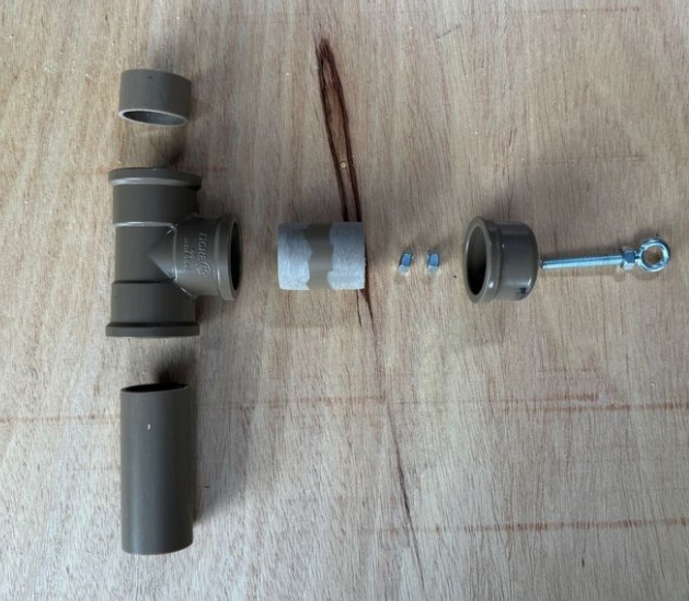 Encaixe um conector tipo T e um pequeno pedaço de cano para dar altura.