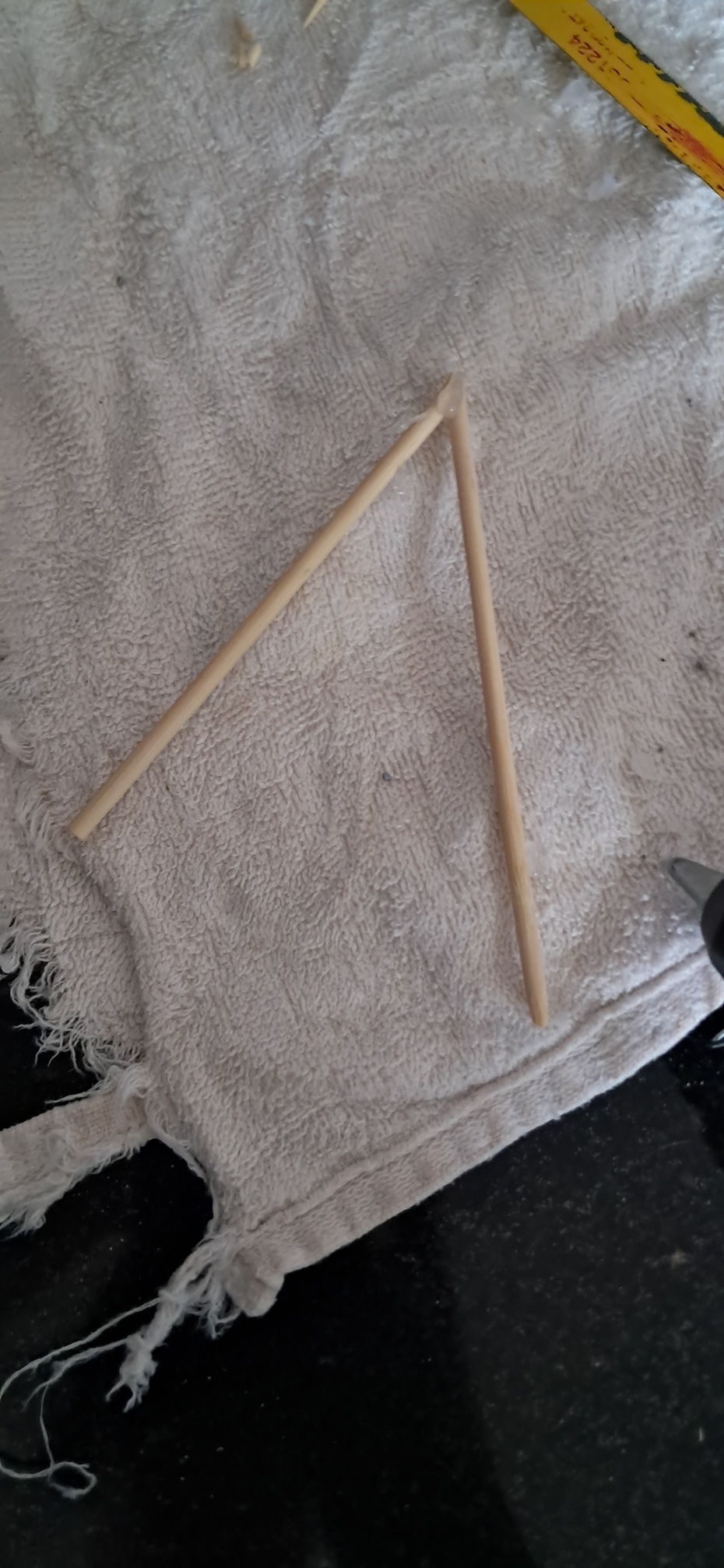 1- pegue o palito cortado.
2- vire ele ao contrário.
3- cole ele com cola quente.