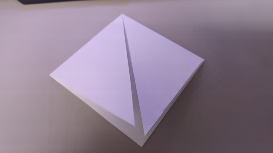 Pegue as duas pontas do triangulo e dobre até a ponta que está mais "sozinha" (faça nas duas folhas)