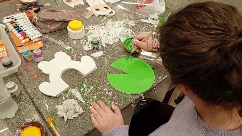 Após finalizarmos o processo anterior, podemos iniciar a pintura com tintas acrílicas, tinta para tecido ou esmalte. As cores ficam a critério da criatividade.