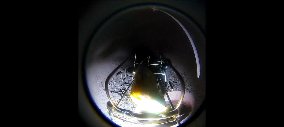 Estas foto, também retiradas do video, mostro como puxamos o detector para cair numa tubulação de menor diâmetro, o que facilitou a retirada e mitigou muitos riscos e custos. 1a foto - puxando o detector, 2a foto - detector caindo no tubo mais estreito e 3a foto - Gaiola vazia.