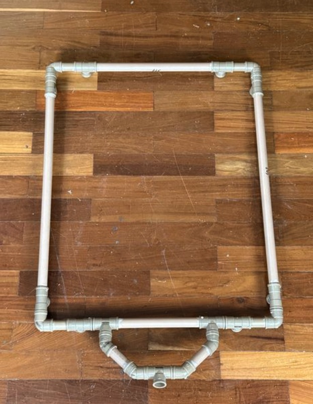 Não cole ainda a peça frontal em formato de D que fará a conexão com a bike — ela deve permanecer encaixada, pois será ajustada depois.