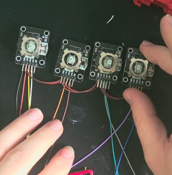 Solde os fios de maneira parecida com o diagrama (parte de fora da "placa"). Caso você prefira, pode soldar os fios em conectores plugados nos Joysticks, para poder trocar eles depois (no vídeo é mostrado a solda diretamente na placa).