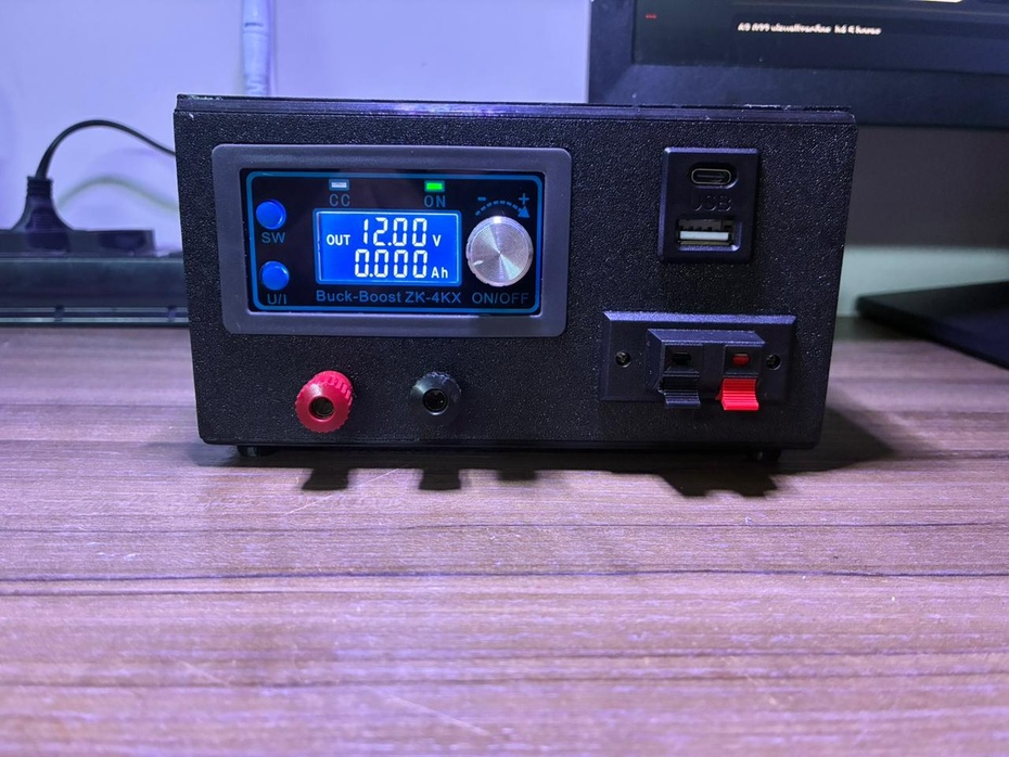 Coloque o modulo ZK-5KX.
Coloque os conectores banana.
Aloque o conector de pressão e prenda com parafusos ou cola.
Coloque o modulo de porta usb.