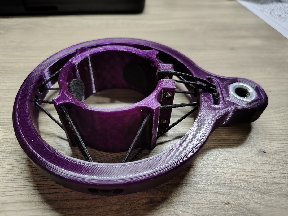 Dar um nó nos elásticos e prender com a peça MicHolder_Spider-Lock.
