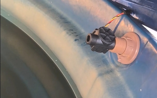 Fixe o sensor de fluxo na admissão da Caixa D'Água. Pode ser necessária a utilização de fita veda rosca ou abraçadeiras metálicas.