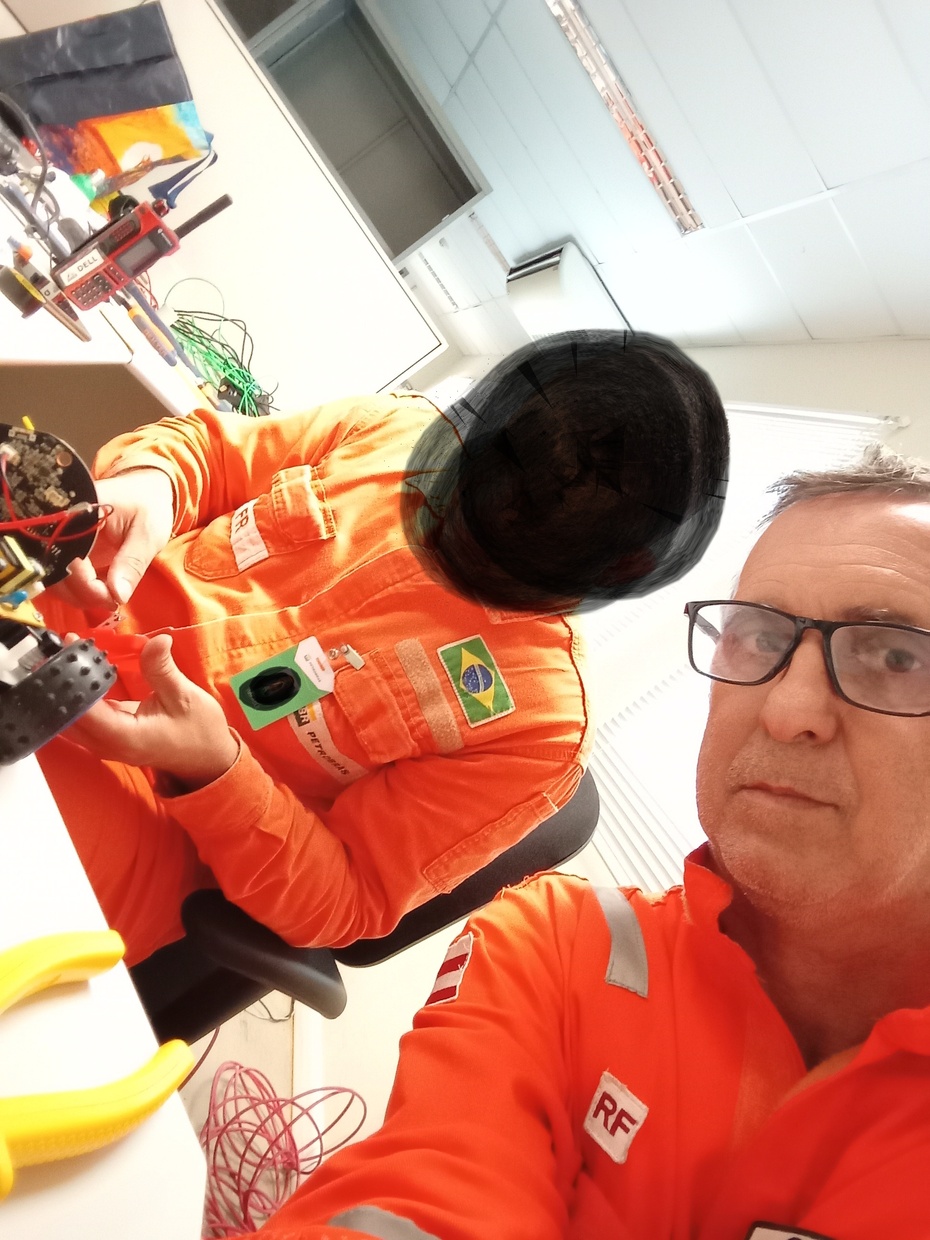 Tenho muito a agradecer ao meu gerente que, além de um grande intusiasta e "louco" (com todo o respeito, q nem eu, me deu esta grande oportunidade de mostrar um pouco de minha experiência com eletrônica e invenções de gambiarras rs...Além disso todos conhecem o Rafaele por ser um gerente muito gente boa, gente do povo, enfim um ser humano fantástico!!! Borrei a imagem dele por direitos autorais