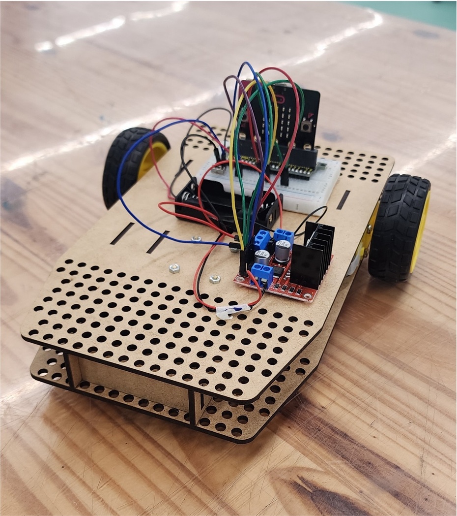 Montagem Mecânica
O chassi pode ser construído de várias formas. Você pode usar papelão rígido, MDF cortado a laser, peças impressas em 3D, peças de kits educacionais ou materiais reaproveitados. O mais importante é que a estrutura mantenha os motores bem fixados e permita que as rodas girem livremente.