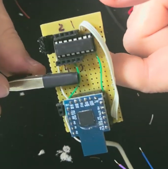 Aqui é a etapa que vai depender do que você tem à mão. Eu usei uma placa clone do Arduino Micro como base. A única limitação é o tamanho em baixo da base, então provavelmente um Arduino Mega não vai caber. Um dos problemas no entanto é a necessidade de entradas analógicas, por isso eu adicionei o CD4051, que faz a multiplexação do pino analógico usado. Também adicionei soquetes pros componentes, mas isso não é necessário. O que é necessário mesmo é um conector para depois facilitar a conexão dos cabos do manipulador