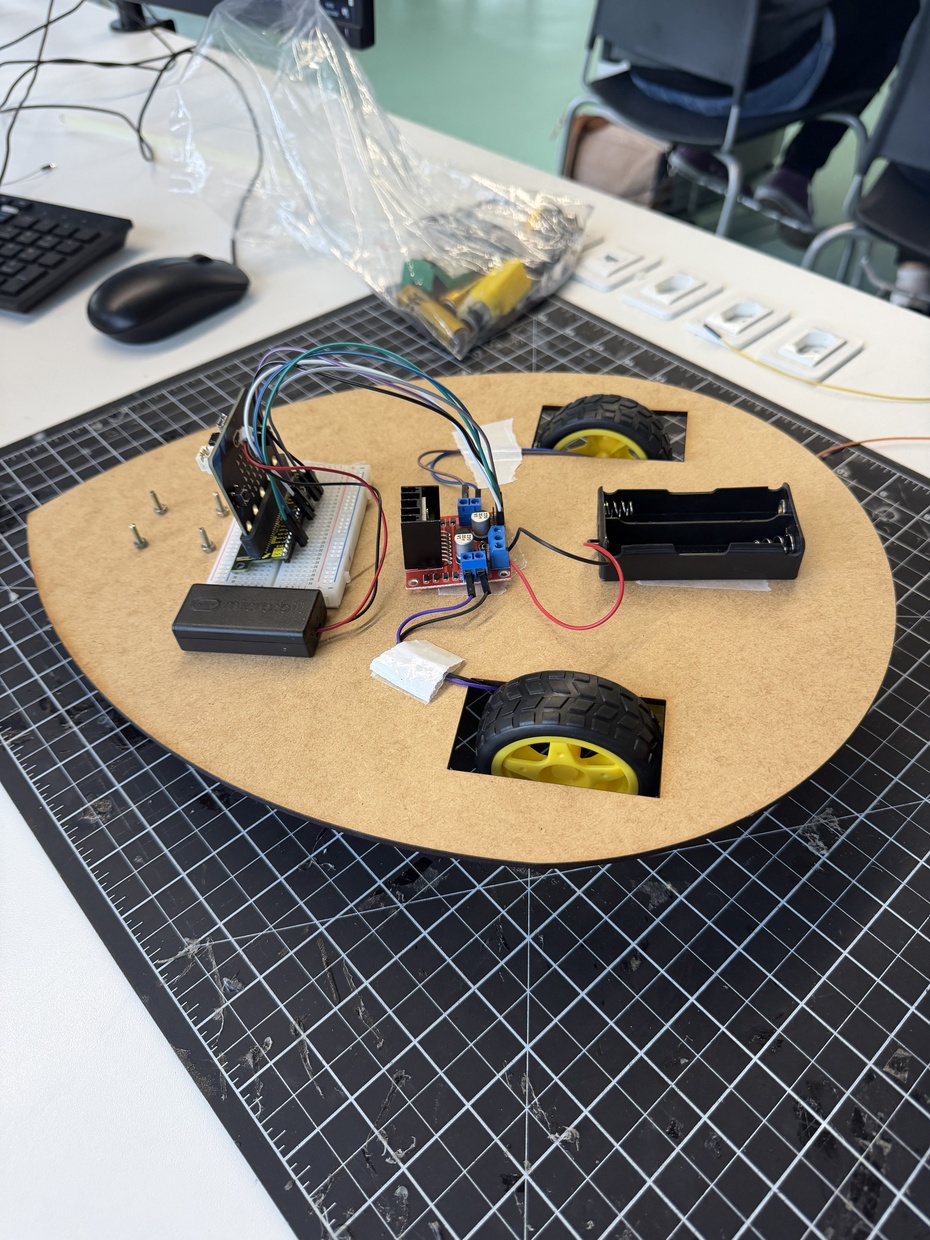 Montagem Eletrônica:

A montagem eletrônica pode ser dividida em cinco partes:
-conexão do sensor LDR com o micro:bit
- conexão do micro:bit com a ponte H;
- conexão da ponte H com os motores;
- alimentação dos motores com uma fonte externa.

O sensor LDR capta a intensidade da luz e diminui ou aumenta a resistência caso a luz tenha intensidade alta ou baixa respectivamente e manda essa informação para o micro:bit.
O micro:bit envia sinais para controlar os dois motores por meio de pinos digitais e pinos analógicos/PWM. A ponte H recebe esses sinais e aciona os motores.

A ligação utilizada dos pinos do micro:bit para a Ponte-H foi:
- Controle de velocidade do motor esquerdo: P8
- Sentido do motor esquerdo - IN1: P1
- Sentido do motor esquerdo - IN2: P2
- Controle de velocidade do motor direito: P9
- Sentido do motor direito - IN3: P13
- Sentido do motor direito - IN4: P14

Com o sensor LDR sendo ligado no micro:bit com:
-O pino VCC do sensor no 3v3
-O pino GND ligado no GND
-O pino DO no P6

Dependendo do sensor e a Ponte-H a posição ou nome dos pinos podem ser diferentes dos que foram utilizados.