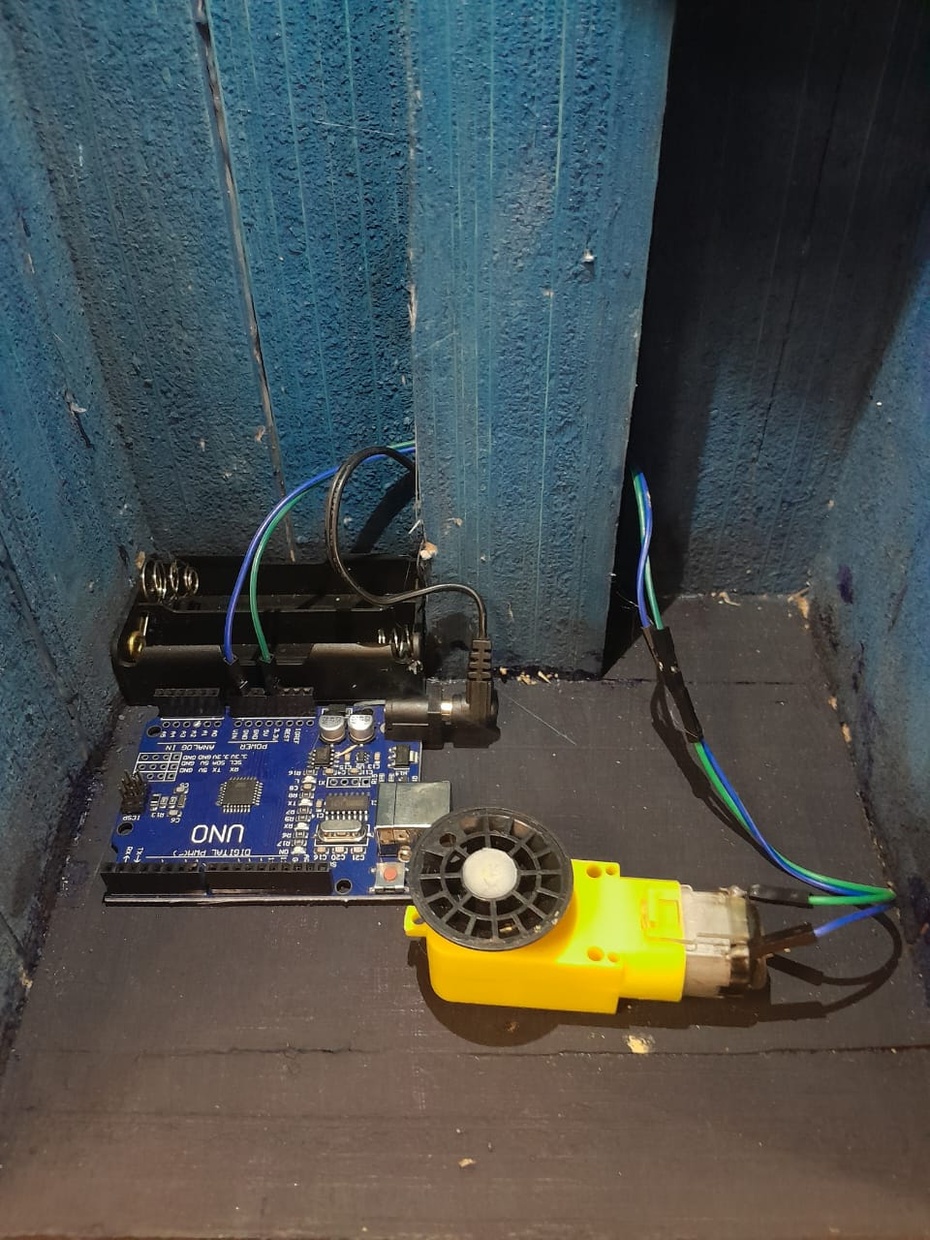 5 - Conecte o motor no arduino e faça a programação para ele poder rodar.