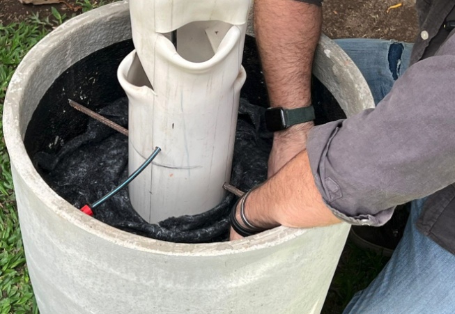 Cubra com uma manta geotêxtil para evitar que a terra desça.
Coloque terra até quase a borda do vaso.