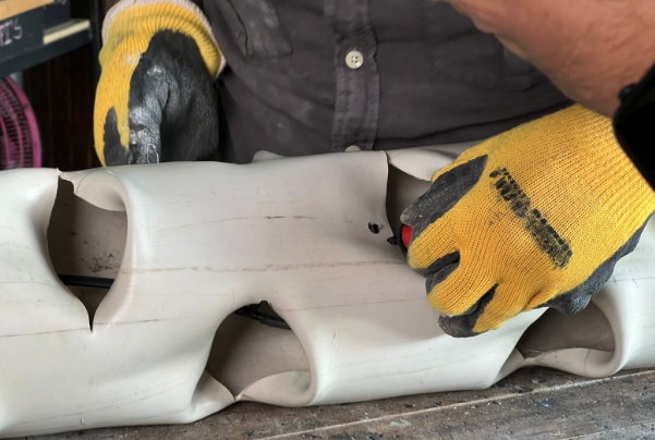 Instale um gotejador regulável em cada ponta, ajustando o fluxo de água.