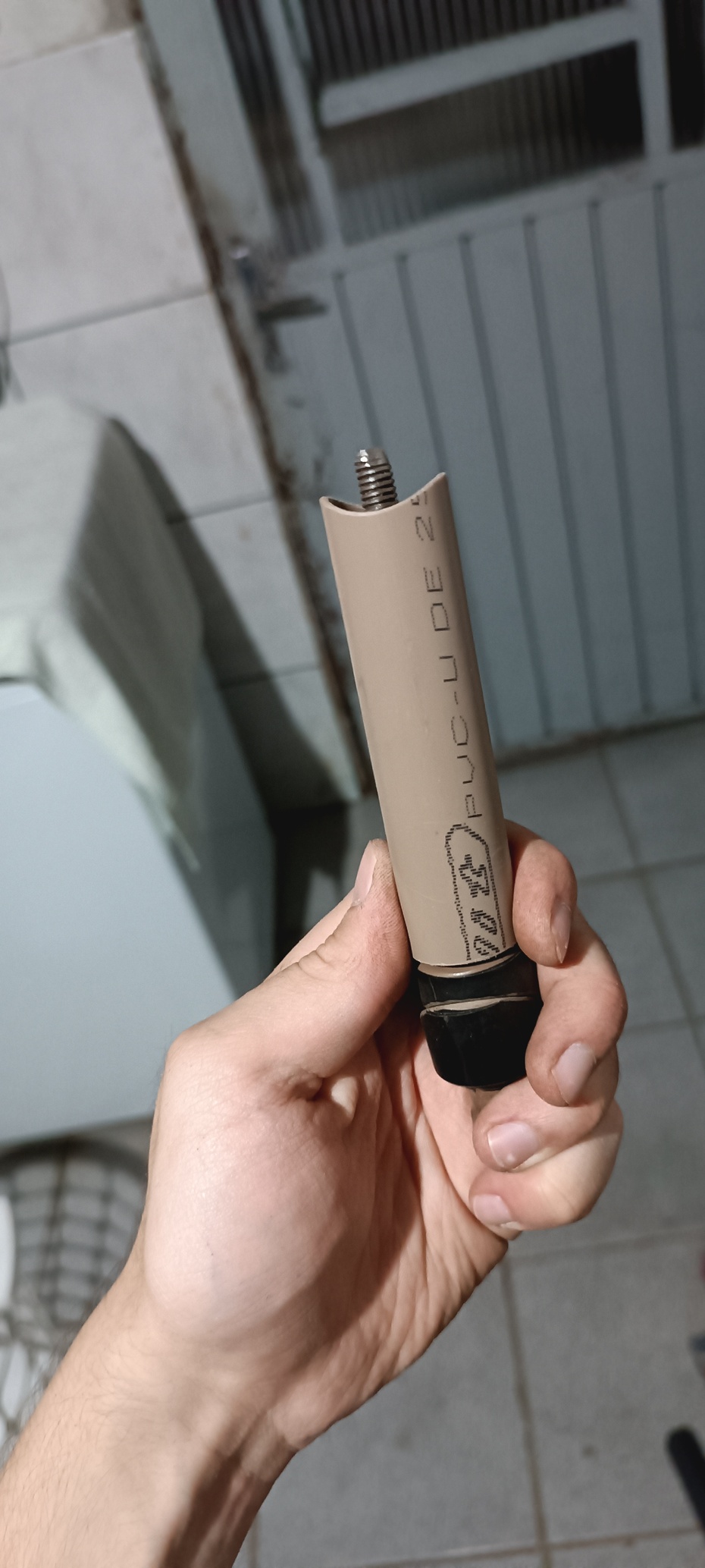 Verifique o tamanho com o cano PVC, para sobrar barra um pouco acima dele