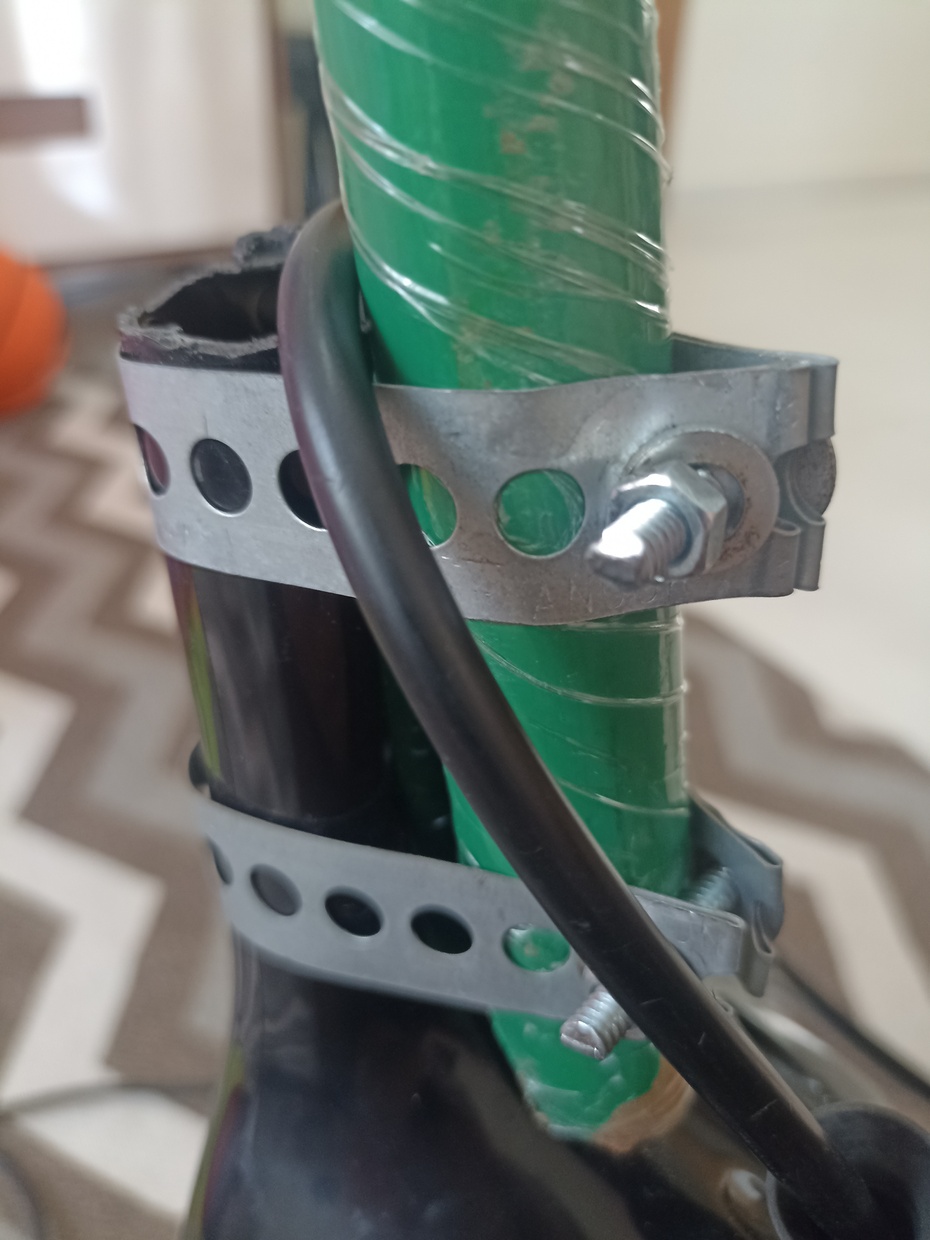 Faça uma espécie de "película" de durex em torno do cabo como exemplo na imagem