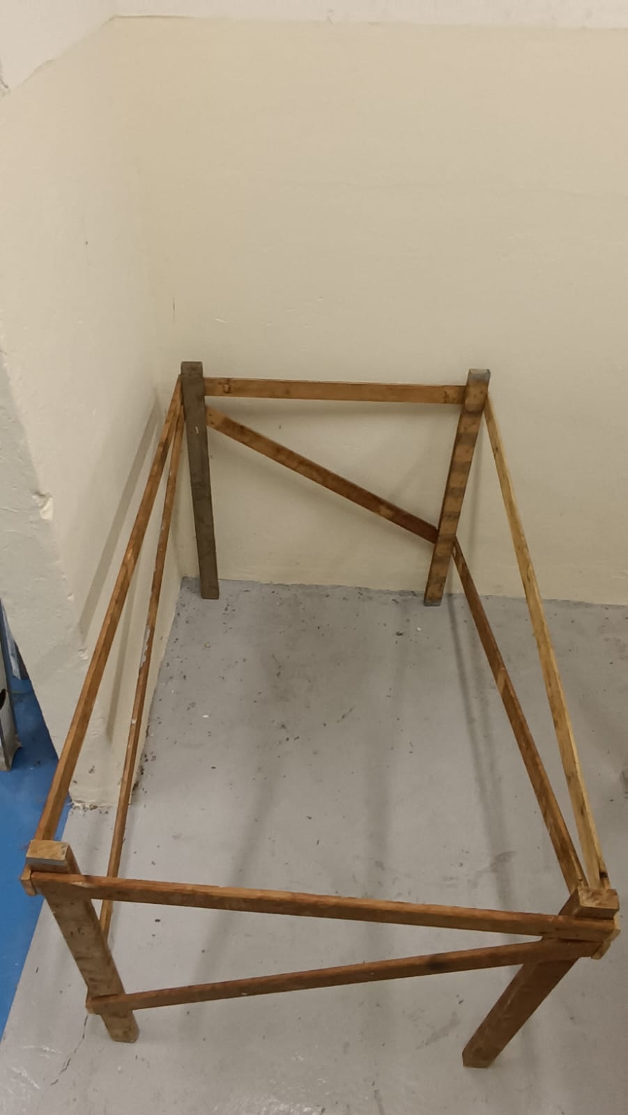 Fixe os pregos nas tábuas de madeira de acordo com a estrutura da hidroponia.