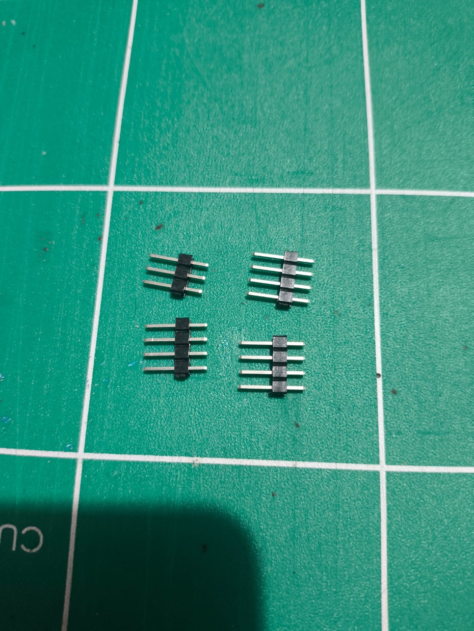 Pegue a barra de pinos e corte entre os pinos criando dois conjuntos de 4 pinos cada (para uso do sensor ultrassônico) e 2 conjuntos de 3 pinos (para uso do sensor reed switch).
