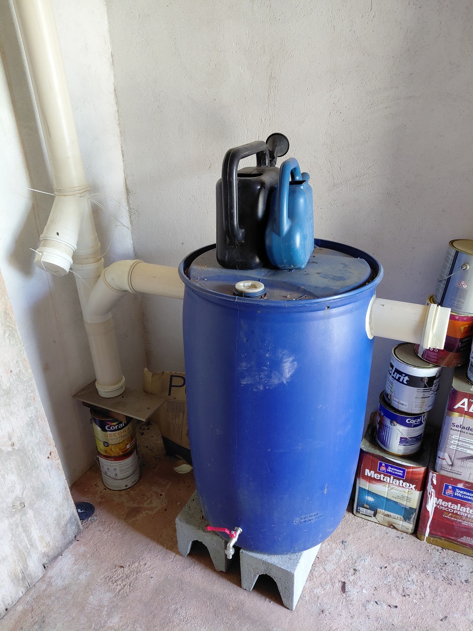 Instalar uma torneira e um cano de enchimento no reservatório  (bombona).