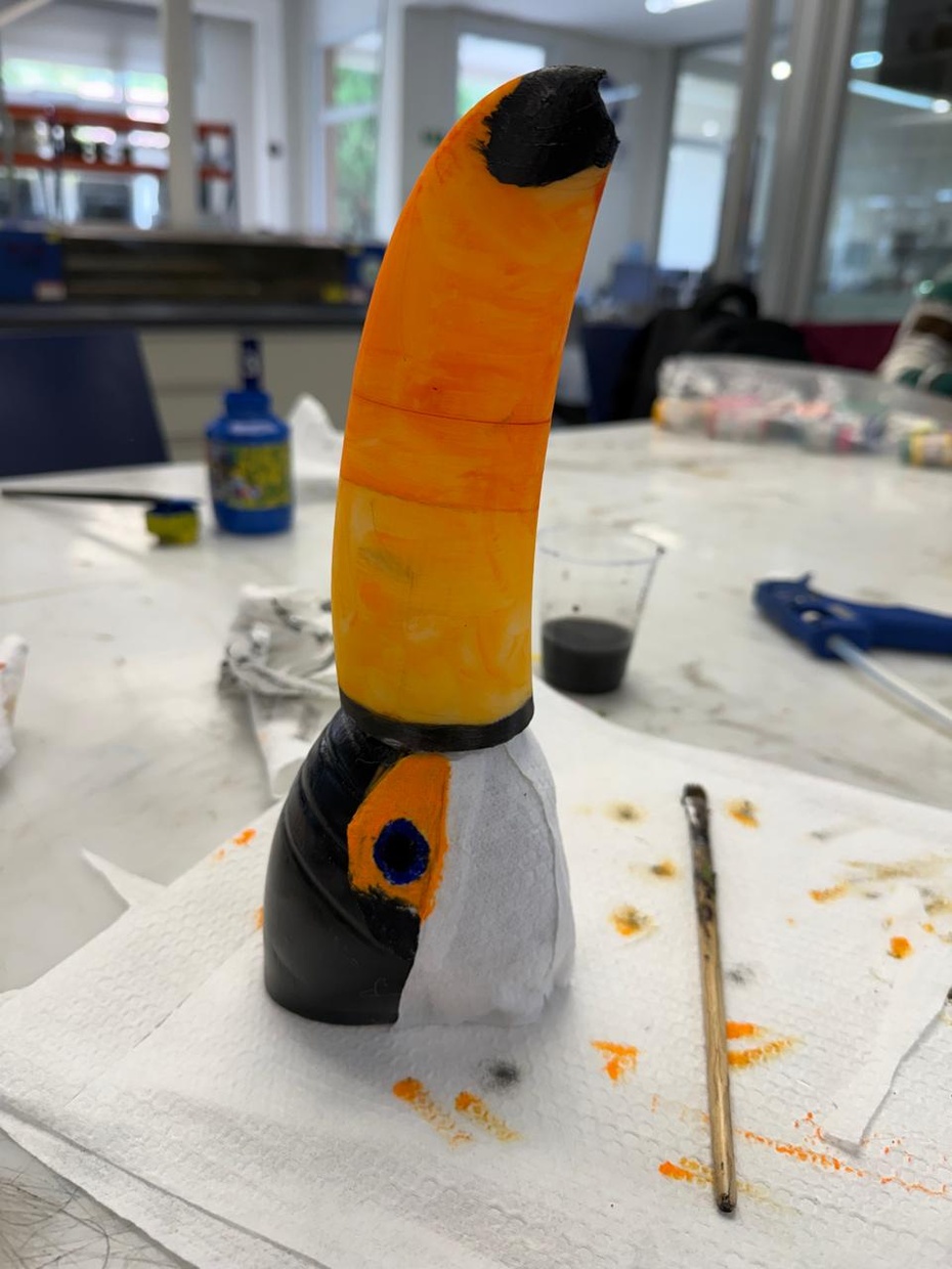 Produção e encaixe da cabeça e do bico
- Topo de uma garrafa PET
- Impressão 3d do bico
- Tinta Guache (Preta, laranja e branca)
- cola quente (para unir bico e cabeça)