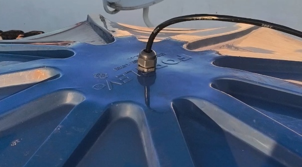 Faça um furo na tampa da Caixa D'Água e fixe o sensor hidrostático com o uso de prensa cabo. O sensor deve ser posicionado na vertical, próximo ao fundo da Caixa.