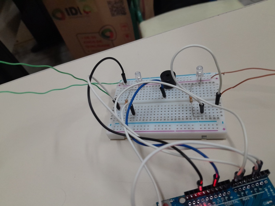Encaixe os leds, buzzer, e resistores na protoboard, determinando cada porta em direção ao Arduino.