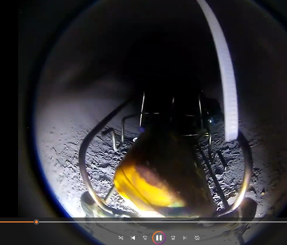 Esta foto retirada do video mostra o momento da captura do detector, a quase 30 metros de profundidade. Ao localizar o detector, aceleramos o robô e a gaiola prendeu o equipamento.