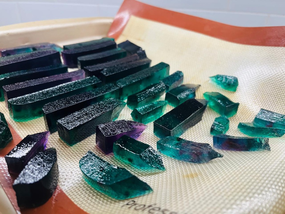 Colocar os cristais sobre papel manteiga ou folha antiaderente em local seco e arejado.