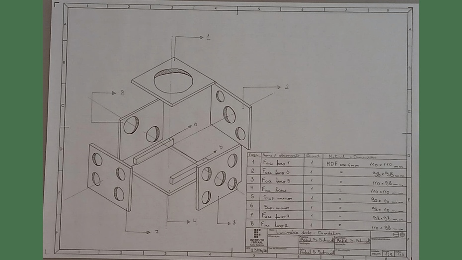 A etapa seguinte consistiu na elaboração do desenho técnico. Para isso, foi feito o detalhamento de cada peça da luminária, especificando a quantidade de componentes e as cotagens das dimensões e posicionamento dos furos. Siga abaixo, página 1: