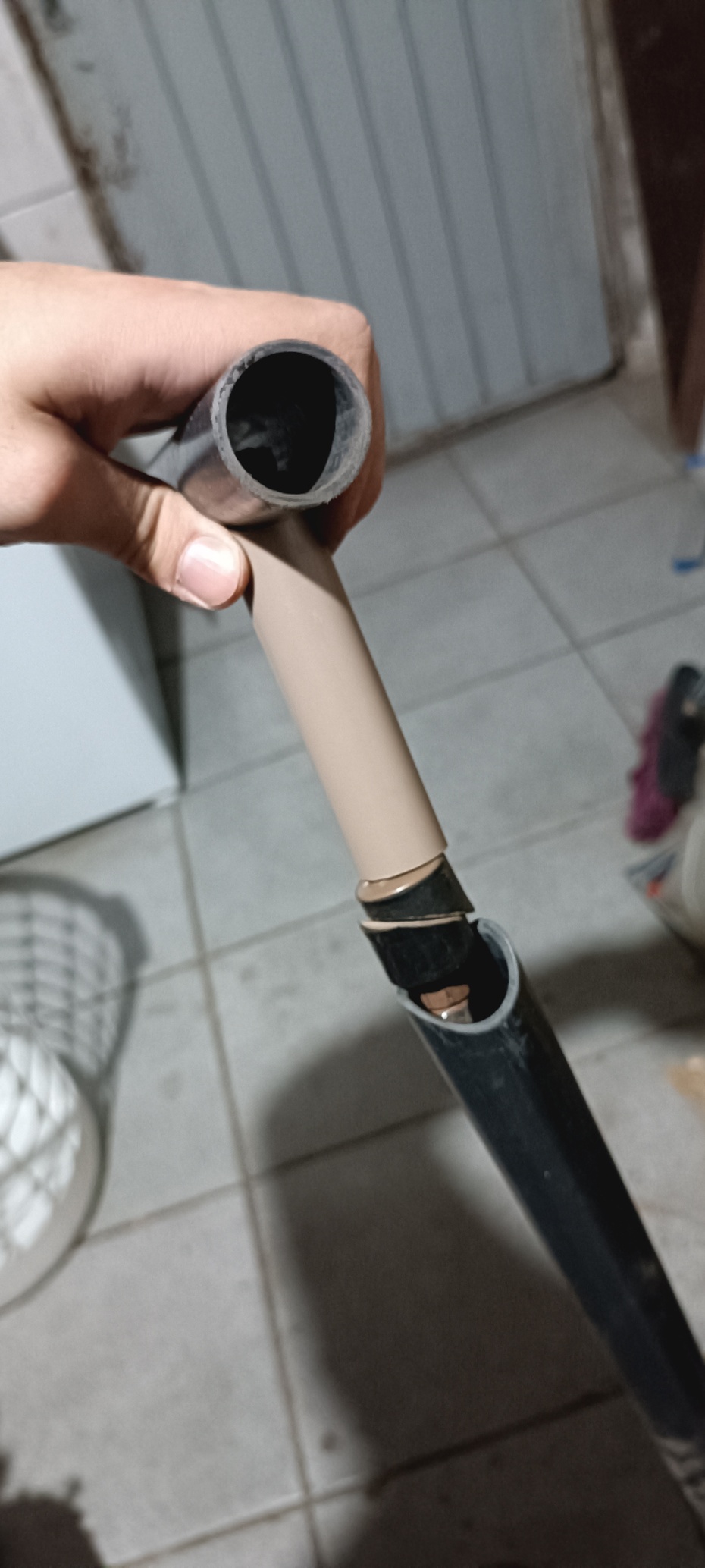 Encaixe tudo, ainda sem dar aperto, dentro do eletroduto