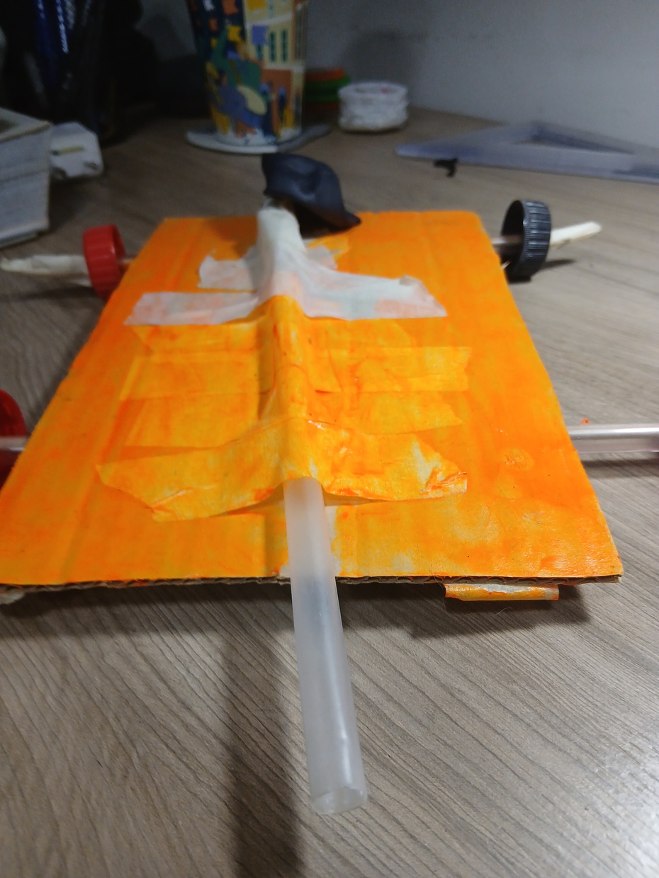 agora cole o canudo com a bexiga na parte superior do carrinho