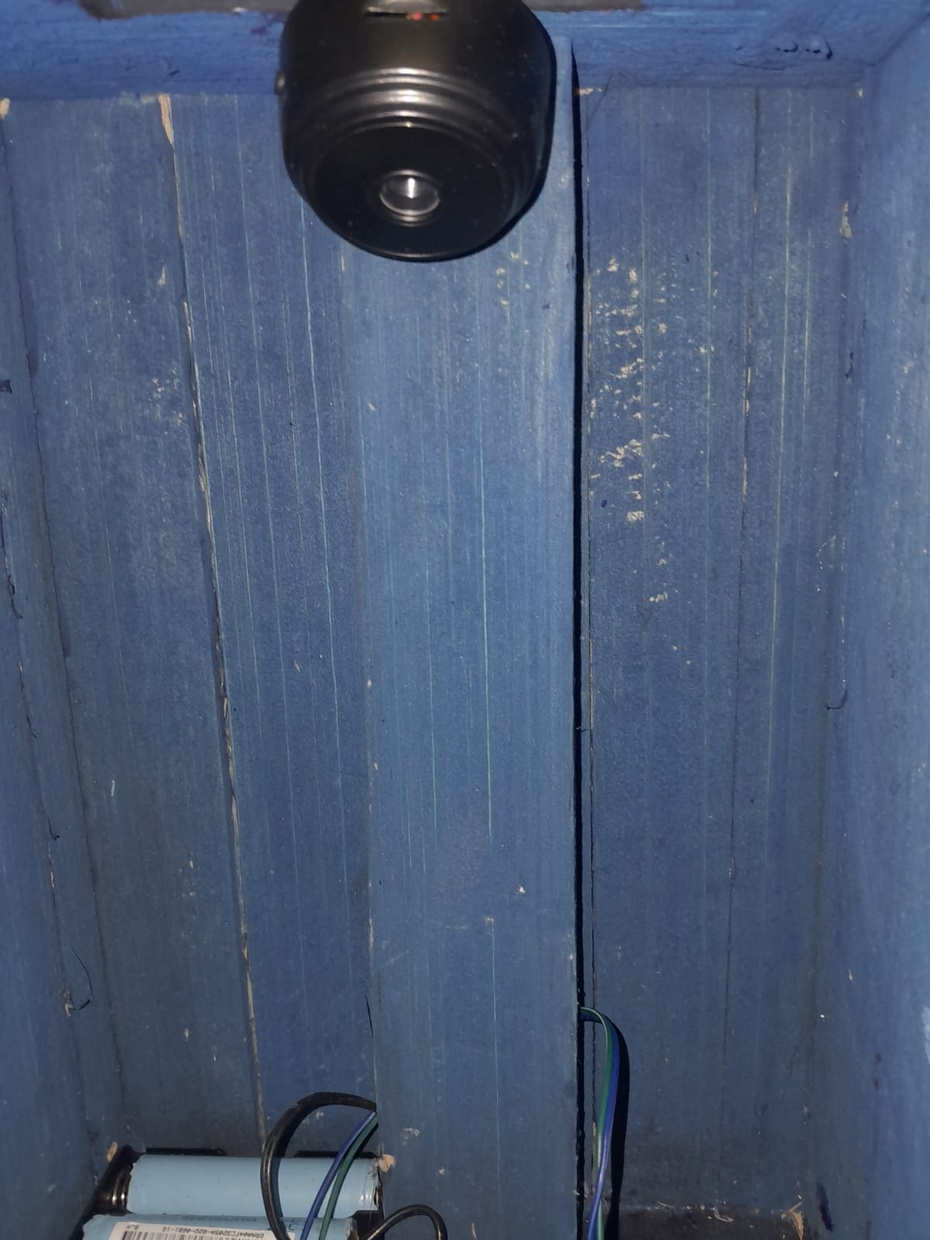 6 - Faça um pilar com o miriti e coloque dois dedos de distância da parede na parte de trás para os cabos do motor passarem.