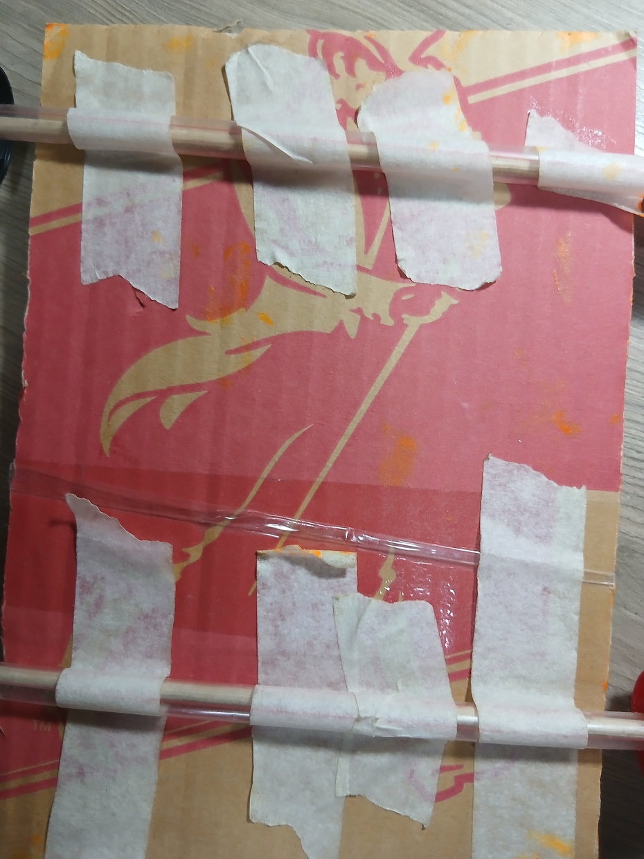 pegue o pedaço de papelão e cole os canudos finos dessa maneira: