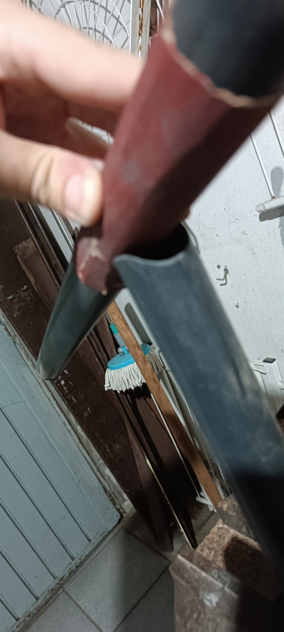 Agora com a lixa no cano encontre o centro da boca do cano e lixe para frente e para trás, com ajuda de algo para manter o cano fixo