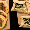 Esfiha de carne e espinafre e queijo feta
