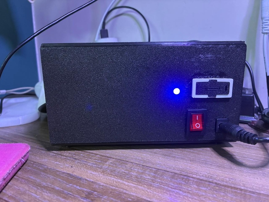 Aloque o conector p4.
Coloque o botão.
Coloque o porta fusível.
Coloque o Led 5mm.