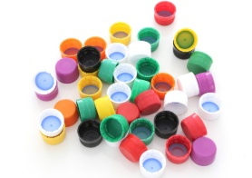 Junte várias tampinhas plásticas de garrafa, de preferência do mesmo tamanho.