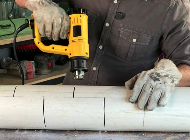 Aqueça o PVC com o soprador térmico até ficar maleável.