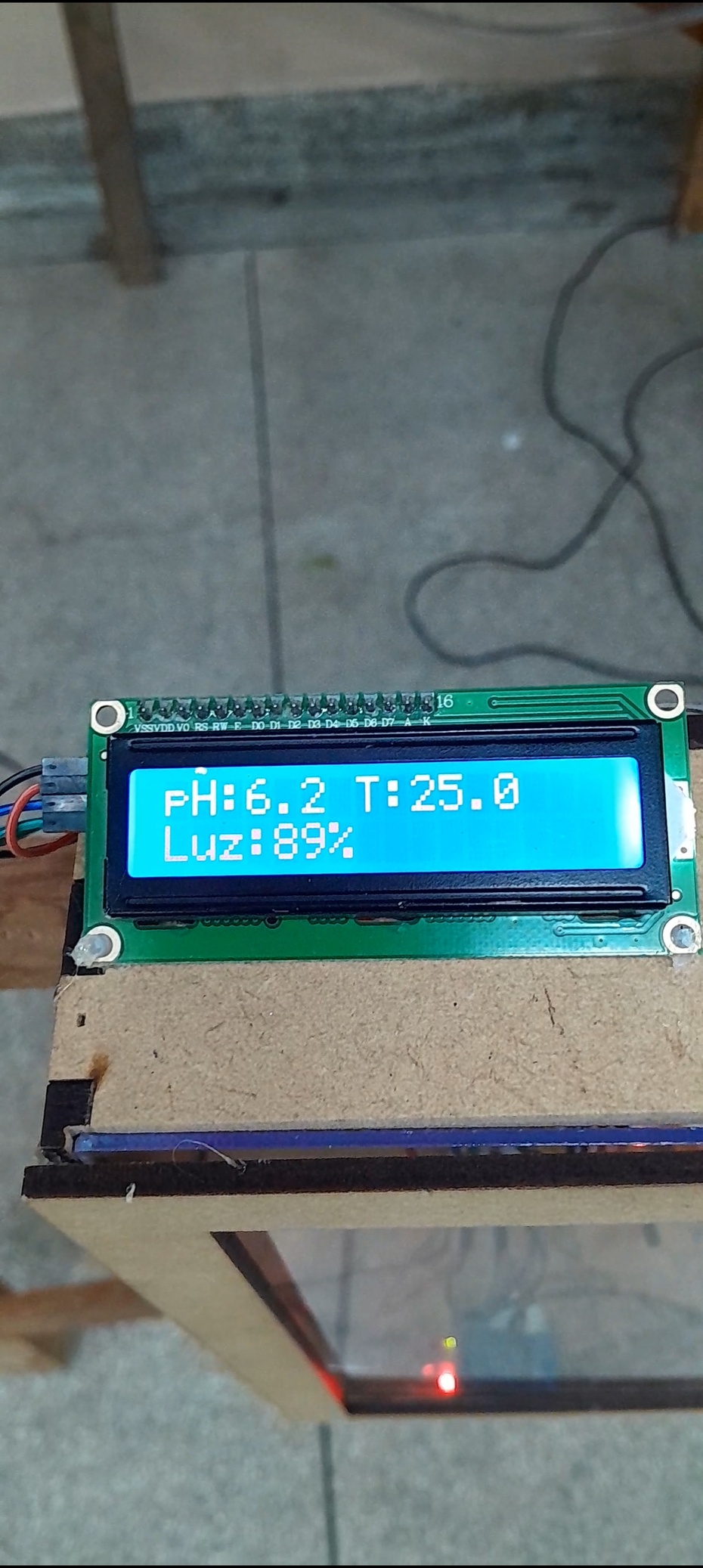 Adicione uma protoboard do lado direito em cima da estrutura e conecte o sensor LDR e DHT11, no canto esquerdo adicione o LCD.