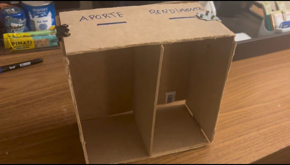 Usando a cola madeira ou os parafusos, complete a montagem conforme figura. Lembre-se da divisória central.